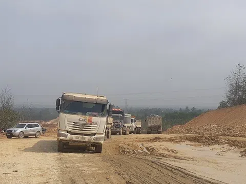 Nhà thầu Đường Việt (Đà Nẵng):
                                            Tháng trước bị phạt vì chậm nộp BHXH, tháng sau trúng thầu dự án lớn