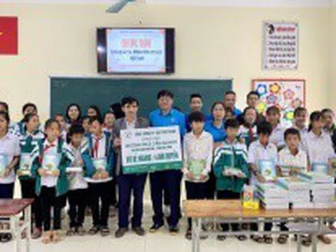 Tổng công ty Giấy Việt Nam trao tặng 93.000 quyển vở cho học sinh vùng lũ miền Trung