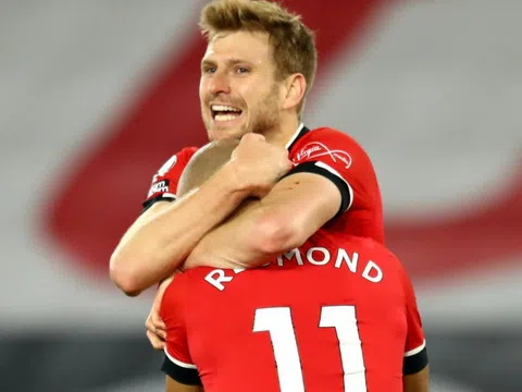 Southampton vươn lên dẫn đầu Premier League