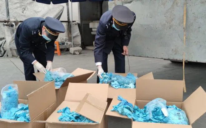 Khởi tố tội buôn hàng cấm với DN bán găng tay đã qua sử dụng